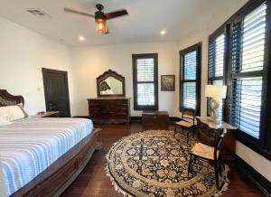 Ένα ή περισσότερα κρεβάτια σε δωμάτιο στο Historic pool home in desirable area near downtown