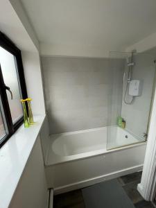 a bathroom with a shower with a glass enclosure at Spacious 1 Bedroom Apartment with free parking in Wednesbury