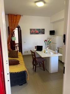 Televízia a/alebo spoločenská miestnosť v ubytovaní Louis Armstrong - Appartamento vicino Taormina + 7 fotografií