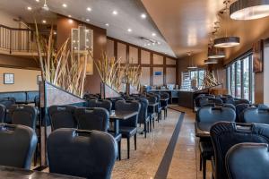 Best Western Marquis Inn & Suites في برينس ألبرت: غرفة انتظار مع صفوف من الكراسي والطاولات