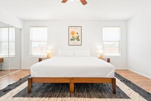 1 dormitorio blanco con 1 cama grande y ventanas en Friends and Family! 29 Palm Oasis 3 Mi to Joshua Tree en Twentynine Palms