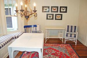 Una sala de estar con una mesa y sillas blancas. en Morning Glory, en Maple City