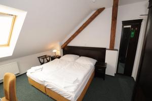 Postel nebo postele na pokoji v ubytování Hotel U Zeleneho stromu