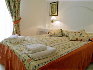 a bedroom with a bed with towels on it at Ona Aldea del Mar in Torrevieja