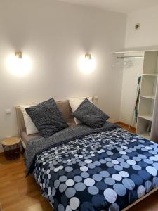 sypialnia z łóżkiem i kanapą w obiekcie Appartement cosy entier, parking gratuit dans la rue w mieście Dijon