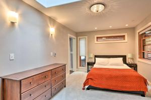 um quarto com uma cama e uma cómoda em madeira em Quiet and Cozy Eureka Home Near Sequoia Park and Zoo! em Eureka