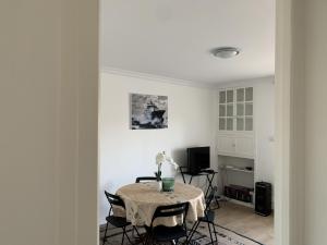 uma sala de jantar com mesa e cadeiras em Superbe T3 spacieux, lumineux et sans vis-à-vis em Vigneux-sur-Seine