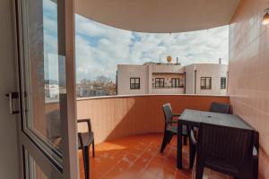Balkoni atau teres di Gaia Terrace With Elevator by Vacationy