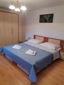 two beds in a room with two towels on them at Holiday house with a parking space Orlec, Cres - 19938 in Cres