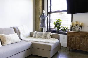 sala de estar con sofá y cómoda en Urban Loft Apartment en Los Ángeles