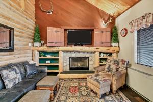 a living room with a couch and a fireplace at Seventh Mountain 1031 condo in Bend