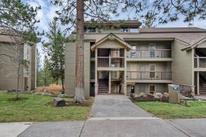 a large apartment building with a tree at Seventh Mountain 1031 condo in Bend