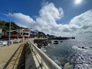 een loopbrug naast een waterlichaam bij Cabaña Estudio - BBQ Cocina Estacionamiento Wifi in Quintay