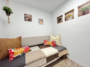 um quarto com uma cama com almofadas coloridas em Ile Atocha Exterior Olivar em Madri