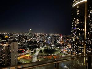 a view of a city at night with traffic at Lux 3 Bedroom 2 Bathroom Apt Southbank in Melbourne