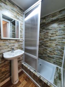 Koupelna v ubytování Hotel Forjadores del Cabo de Hornos + 37 fotografií