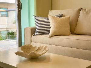 a living room with a couch and a bowl on a coffee table at Apartamento en Cartagena con vista al mar in Cartagena de Indias