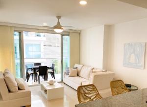 sala de estar con sofá y mesa en Apartamento en Cartagena con vista al mar, en Cartagena de Indias
