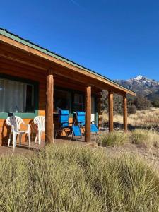 un porche de una casa con sillas. en COZY PEACEFUL WILLOW CREEK CABIN, en Crestone