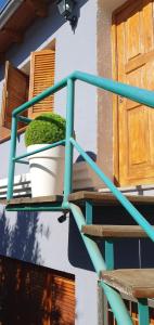 a blue metal staircase on a building with a plant at Departamentos La Marthita in Villa Mercedes