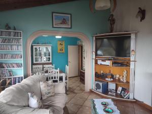 sala de estar con sofá y TV en Alem Casa de Familia en Ushuaia