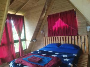 a bedroom with an american flag bed in a log cabin at Chalet de Liz in Guatapé