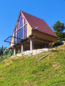 a house on top of a hill at Chalet de Liz in Guatapé