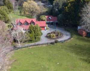 an aerial view of a house with a yard at Country Cottage Rotorua in Whakatahuri