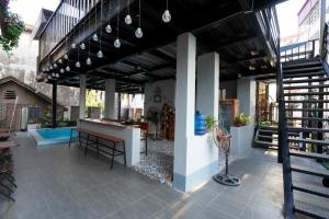eine Außenterrasse mit einem Tisch und einer Treppe in der Unterkunft Private room in Halong center in Hạ Long