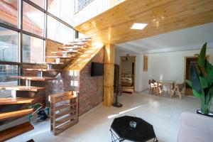 sala de estar con escaleras de madera y pared de ladrillo en Private room in Halong center, en Ha Long