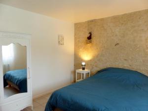 Posteľ alebo postele v izbe v ubytovaní Charmant Gîte avec Piscine Privative et Terrasse à Charroux, Village Médiéval - FR-1-489-394