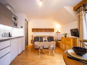 Kuchyňa alebo kuchynka v ubytovaní Studio Cabine pour 4 à Saint-Lary-Soulan avec Balcon, Parking et Proche Téléphérique - FR-1-296-431