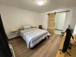 - une chambre avec un lit et une télévision dans l'établissement The Sage Motel, à Saratoga