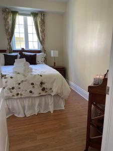 a bedroom with a bed with white sheets and a window at Dida in Saint-Sauveur-des-Monts +28 photos