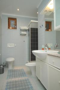 een badkamer met een wastafel en een toilet bij Apartments and rooms by the sea Cavtat, Dubrovnik - 8974 in Mlini