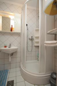 een badkamer met een douche en een wastafel bij Apartments and rooms by the sea Cavtat, Dubrovnik - 8974 in Mlini