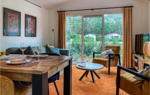 een woonkamer met een tafel met wijnglazen erop bij Amazing Home In Vorden With Kitchen in Vorden
