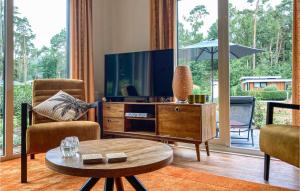 een woonkamer met een tv en een tafel bij Amazing Home In Vorden With Kitchen in Vorden
