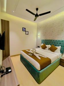 um quarto com uma cama grande com uma flor em Hotel lime wood em Mumbai