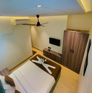 um quarto com uma cama com um esqueleto sobre ela em Hotel lime wood em Mumbai