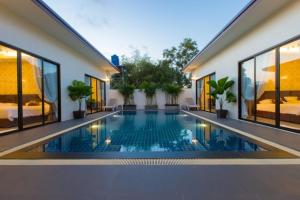 Bazén v ubytování The Casita Phuket (SHA+) nebo v jeho okolí