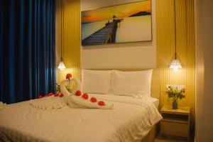 a swan decoration on a bed in a hotel room at Elene Phu Quoc in Phu Quoc