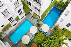 una vista aérea de dos piscinas en un edificio en Banana Garden Villa, en Hoi An