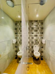 uma casa de banho com dois WC num quarto em Hotel lime wood em Mumbai
