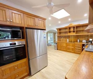 Η κουζίνα ή μικρή κουζίνα στο Willow Garden Stays Cairns - Beachfront 4 Bedroom Luxury Holiday Home