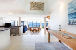 Eclipse Absolute Beachfront with Stunning Views的厨房或小厨房