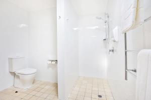 Eclipse Absolute Beachfront with Stunning Views的一间浴室