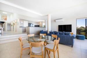 Eclipse Absolute Beachfront with Stunning Views的厨房或小厨房