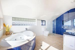 卡尔布拉海滩Eclipse Absolute Beachfront with Stunning Views的带浴缸和水槽的大浴室