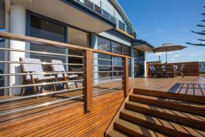 Eclipse Absolute Beachfront with Stunning Views的阳台或露台